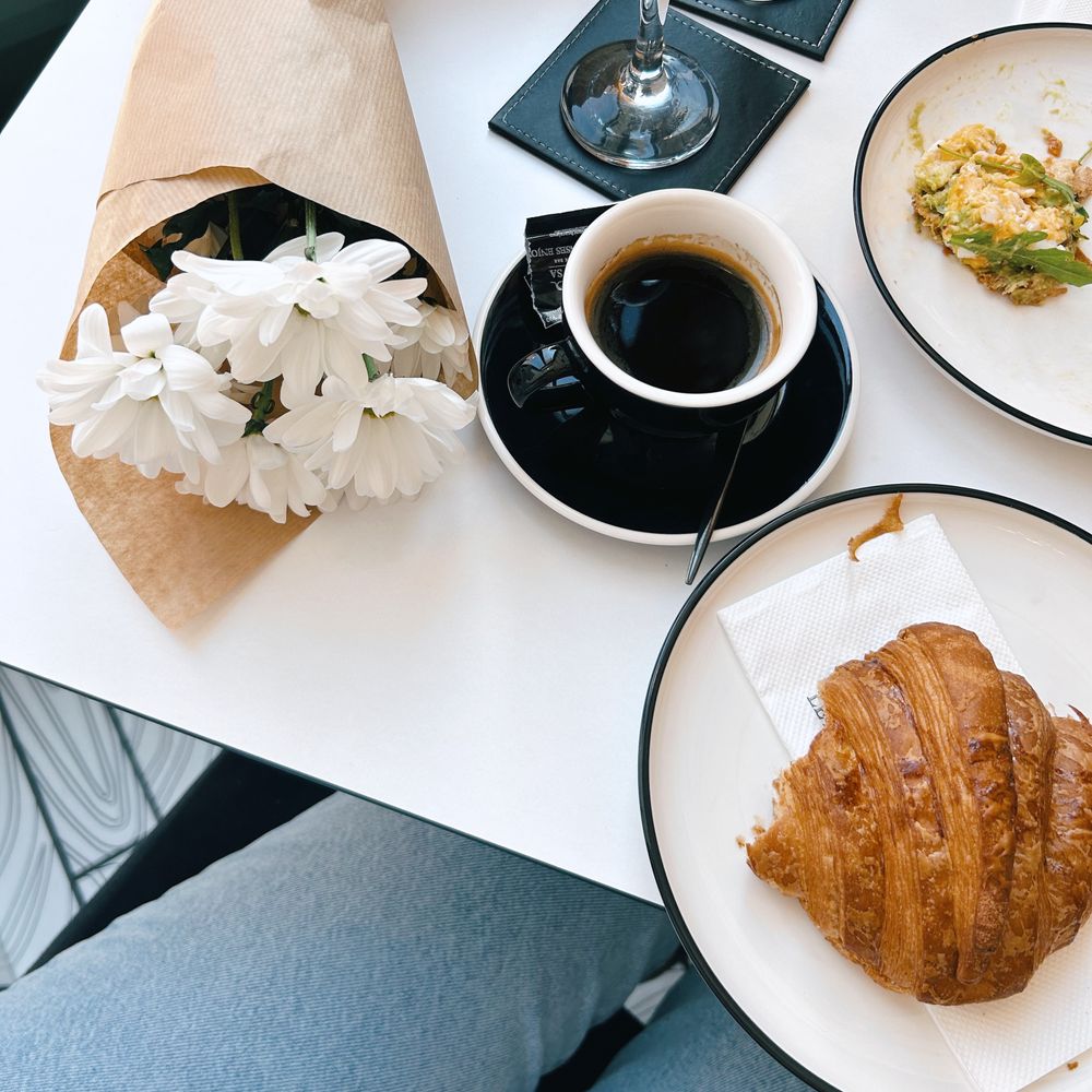Photo d’illustration : café et croissant le matin